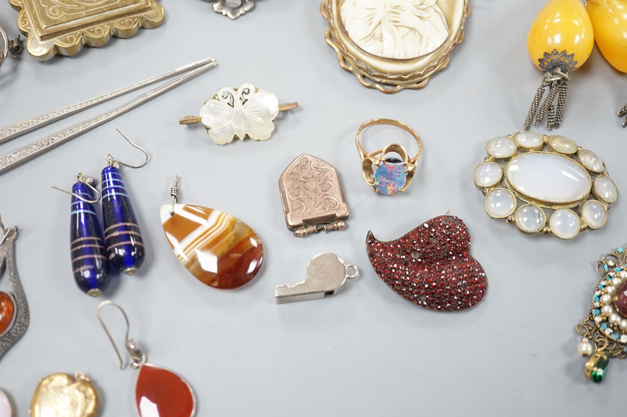 Assorted mainly Victorian and later jewellery, including mourning brooches with plaited hair, Scottish hardstone brooch, amber set jewellery, etc.